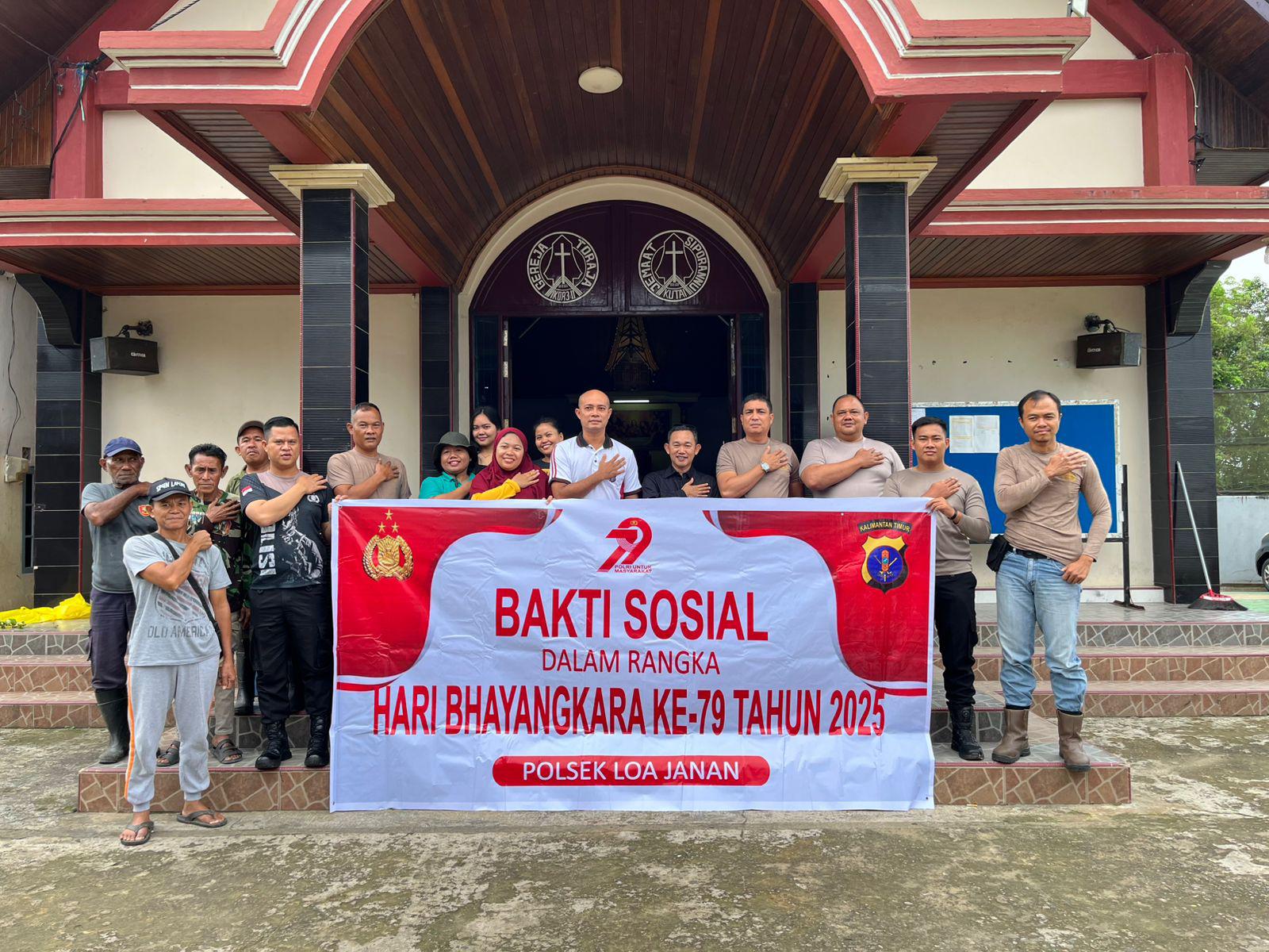 Bakti Sosial Polsek Loa Janan Bersihkan Gereja